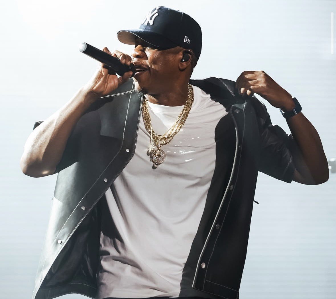RedMedia_us's tweet photo. Jay-Z is the current front runner to perform at the 2027 Super Bowl halftime show according to multiple prediction sites. https://t.co/4F3tR8YCgf