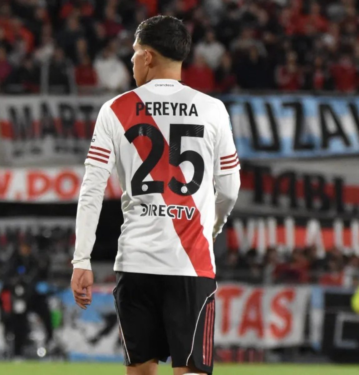 frabigol's tweet photo. LA FORREADA DE TODOS LOS PARTIDOS:

Cuando River ganaba 2-0 y tenía espacios por todos lados, no hizo un solo cambio.

Se lo empatan a River 2-2 y RECIÉN AHÍ PONES A LAUTARO PEREYRA !!! 

Jamás darle confianza a Pereyra, siempre mandandolo a que le salve las papas, ANDATE COUDET. https://t.co/IoddTExqAx