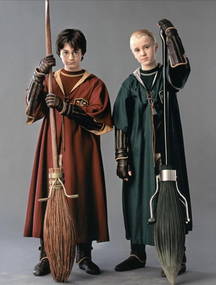 iamlegir's tweet photo. @michaeldsheedy @cacocardassi As vestes e vassouras vistas nos filmes tem muito mais um tom fantástico e ate mesmo profissional, enquanto na série o tom é muito mais artesanal, crível e rústico. E isso provavelmente se aplica ao restante da série, incluído o Grande Salão https://t.co/dQObHRbbzC