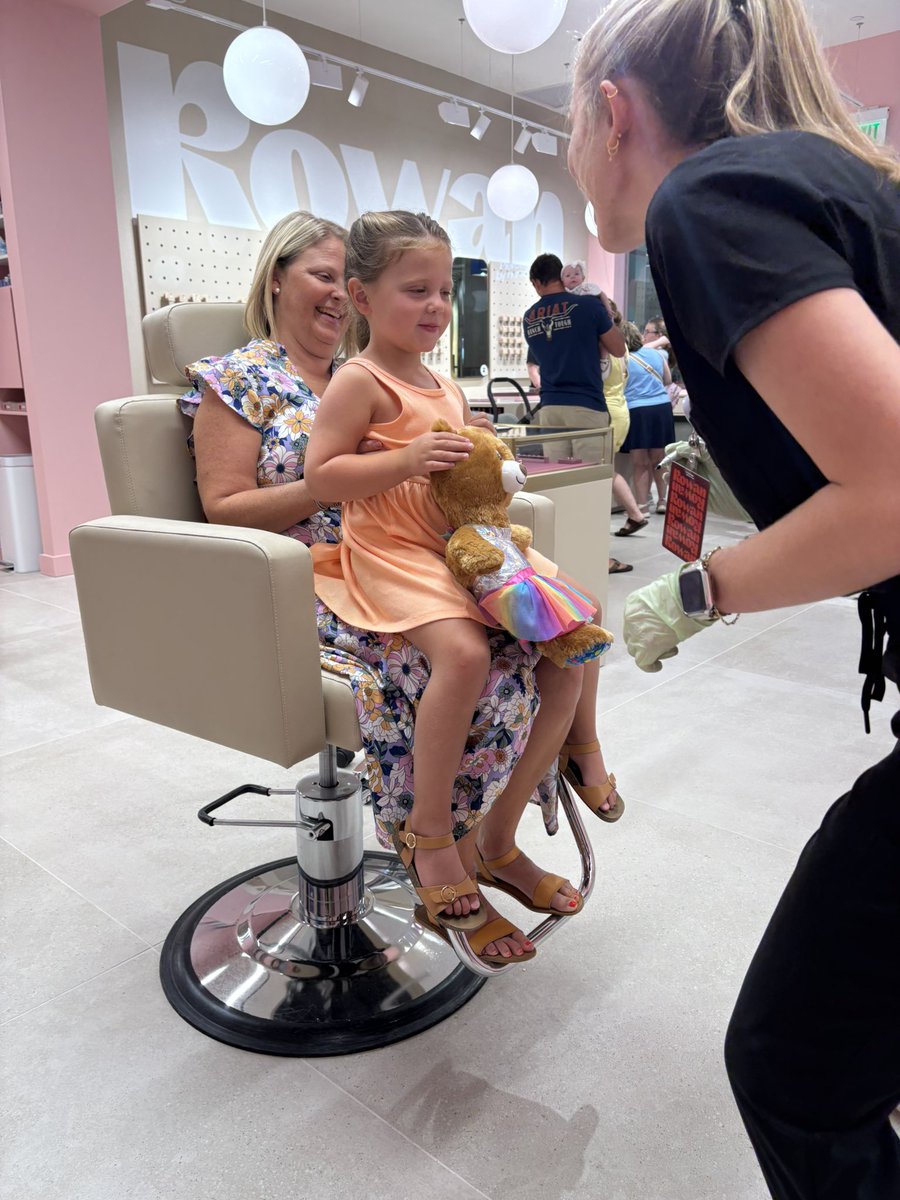 ElliottSaysWhat's tweet photo. My girl did a Big Girl thing today. All her fears and anxiety were calmed by the warmth and patience of “Ms. Lia”. A perfect example of God’s grace! Smile more. Be kind. #outlove #MyRy https://t.co/Sasc8mSGFr