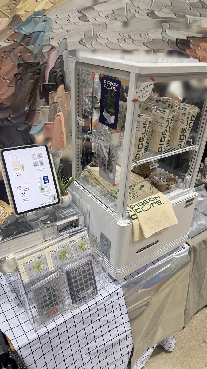 7TMKN23's tweet photo. 今回の設営の設計図（ラフ）と実際の設営です
全体的なコンセプトがカフェで、スタイリッシュなかっこよさと自分も世界観崩さないよう服組みました
カフェの店員さんっぽいけど制服ではないのがポイントです

冷蔵ショーケースがほんとにいい仕事してた　すべてがかわいかった https://t.co/dNYPR0wfQq