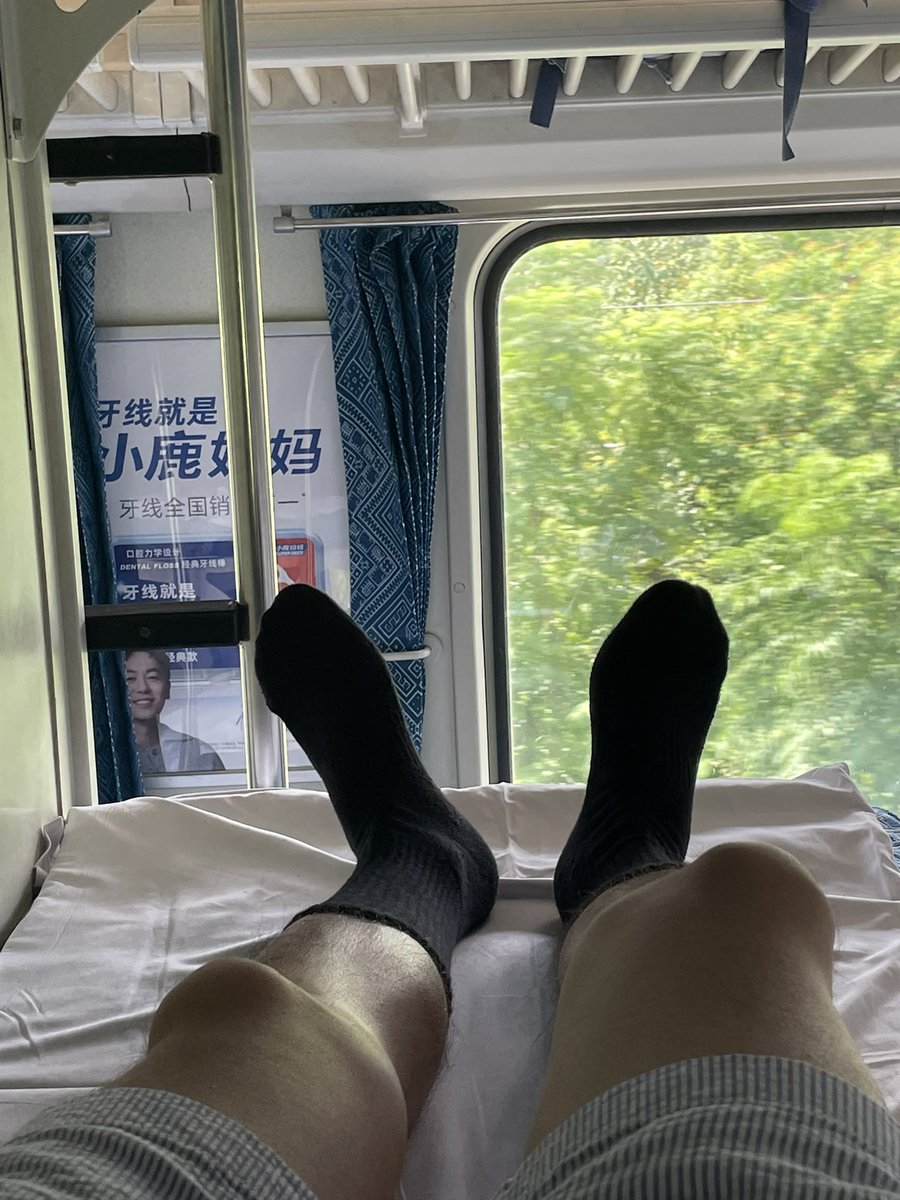 EricLansor's tweet photo. 🚄
#黑袜 #火车 #卧铺 https://t.co/4VpKEAKe1y