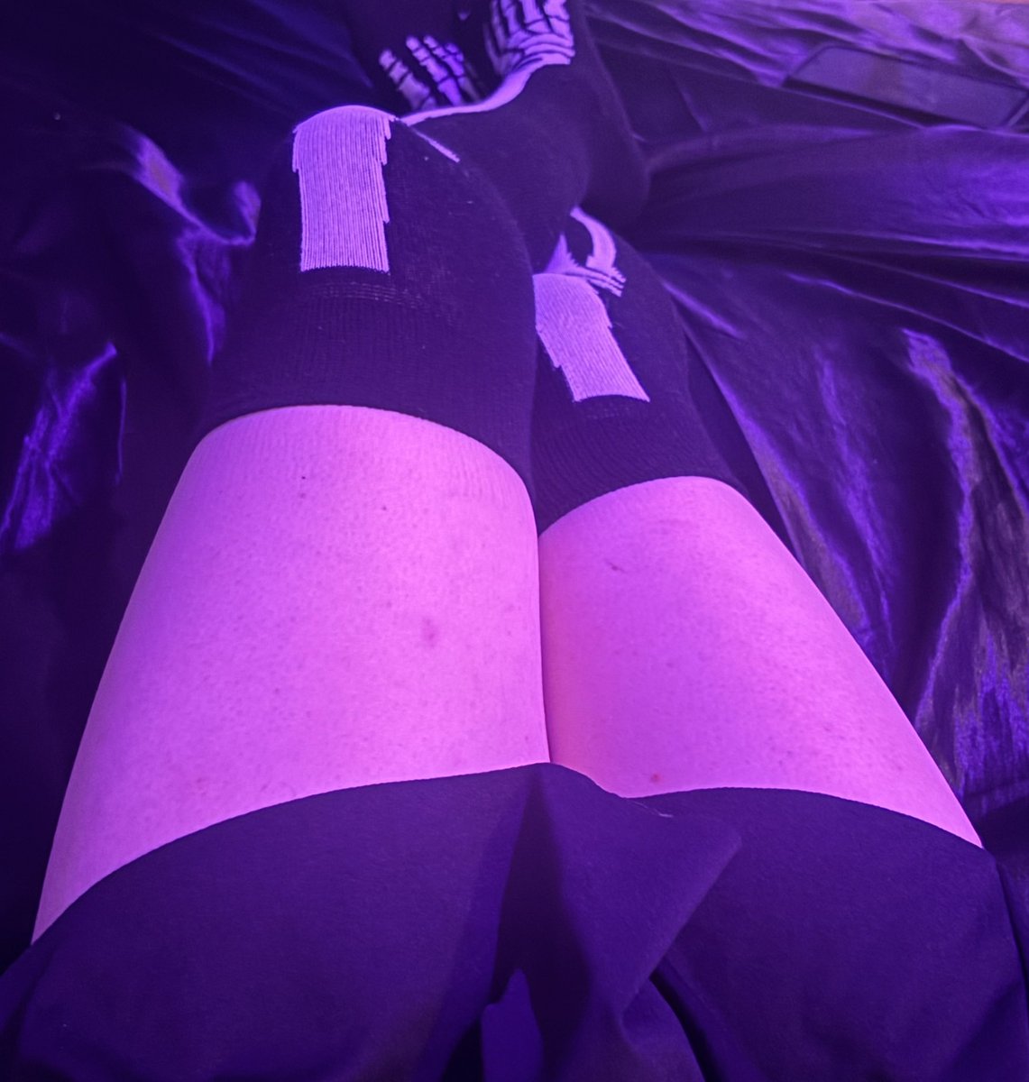 SvenAndLuna's tweet photo. New socks :3
#femboy #thigh https://t.co/4gk573xOhk