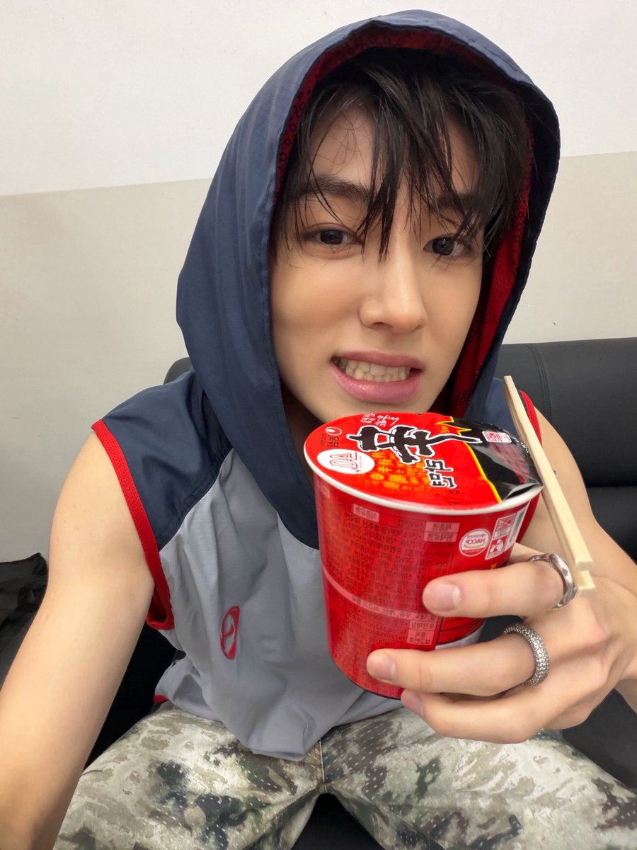 cortttttttiisss's tweet photo. 온콘 라이브채팅에서 신라면 먹는대서 팬들이 인증하라고 했더니 진짜 인증샷 찍어온 성현이 ㅁㅊ💗 https://t.co/fqJXQK7rmH