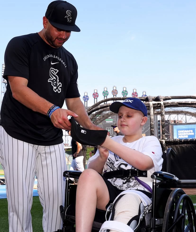 WhiteSoxVideo's tweet photo. シーズンを通して、ホワイトソックスの投手アンソニー・ケイさんは、小児がんの患者さんやそのご家族を球場に招待してきました。

訪問の際、ケイさんは一人ひとりの患者さんに、自分の帽子のつばにサインを書いてもらっています。

#whitesox #baystars https://t.co/kjtR49vab5