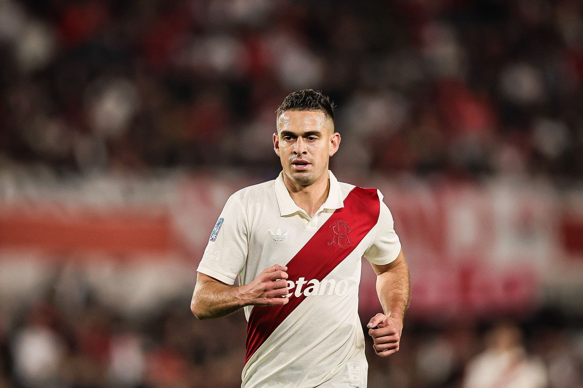 frabigol's tweet photo. No presiona, no aporta en el juego, no hace goles, no defiende, no es rápido, no es inteligente, no tiene una sola cualidad.

Saben cual es la función de Rafael Santos Borré? Tapar a Joaquin Freitas. 

Una VERGÜENZA la vuelta de este muerto, sin Gallardo estaría juntando cartón. https://t.co/3EudokooIM