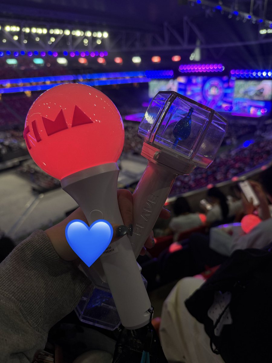 Baeksw12's tweet photo. 그리고 또 한 가지는 …ㅠㅠ 이번 TIMA 전날에는 모두가 각자 응원봉을 가져오지 못하게 했어요….하지만 플리들은 애들이 볼 수 있게 어떻게든 응원봉을 가져오게 했어용🥹🥹 https://t.co/62DIsONEC5