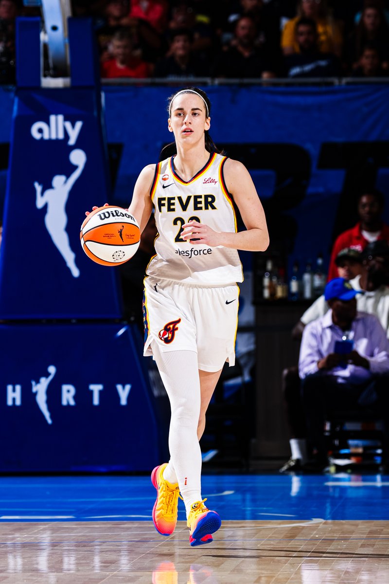 IndianaFever's tweet photo. Caitlin Clark at the half in Chicago:

18 PTS
3 3PM
6 AST https://t.co/bGm4SkWFOR