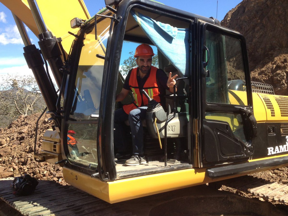 SimonLevyMx's tweet photo. Cuando cumplí 27 años, comencé mi primer negocio de minería en Colima.
Todos me decían que era imposible.
Conocí a la comunidad y a los mineros.
Empezamos un proceso de lixiviación del cobre para producir cátodo y venderlo a China.
Se convirtió en uno de mis mejores negocios.
Hicimos calles, escuela y clínica para mis trabajadores.
Eran los tiempos que se podían hacer grandes negocios en México y aunque estaba en contra del sistema político habían libertades.
Les comparto unas fotos de aquel entonces.
Nunca permitas que nadie te diga que no se puede; nunca abarates tus sueños por un cheque de gobierno.