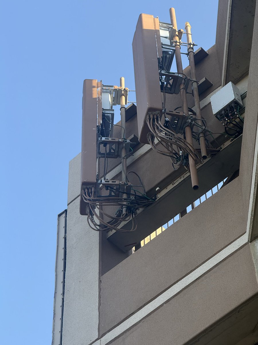 networkninja77's tweet photo. AT&amp;T using rare commscope/andrew MOSAIC antennas. This site preforms great 500-1.3 gig and I always thought it was passive. Credit @cancelind for finding this. Super interesting https://t.co/UhyKXKr7yO
