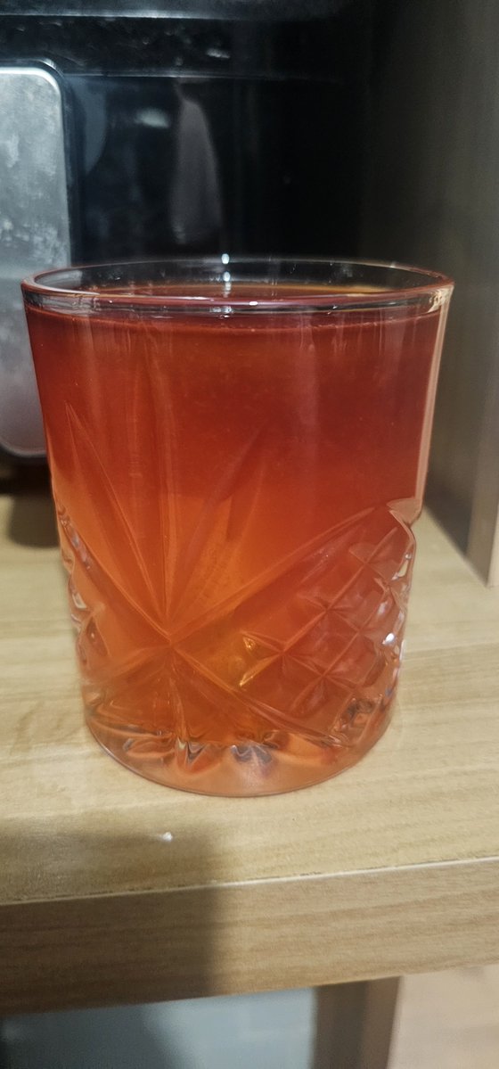 SubDoranir's tweet photo. Quando você ama sua soberana, você faz tudo para agradá-la!

Acabei de criar um drink em homenagem a minha soberana @Mistressdiaba, na qual alcunhei como "O Veneno da Diaba" veneno este que bebo e brindo sua crueldade e sua dominação perante minha alma. Vermelho escuro, intenso, herbal, amargo mas ao mesmo tempo cheio de poder e devoção. 

É para ti, minha soberana.

Abaixo segue a receita para ajudar os betas a, minimamente,  agradar minha senhora:

Veneno da diaba
1 limao espremido
30ml de gin infusionado na canela e aniz
1 dose de aperol
1 dose de vermute
6 dashes de bitter aromatico

Fazer processo de diluição estilo negroni no mixing glass por 20seg, finalizar em copo baixo com gelo, 4 dashes de bitter e completar com aperol

Não irei explicar o processo, pesquisem!

É para ti, minha eterna soberana.