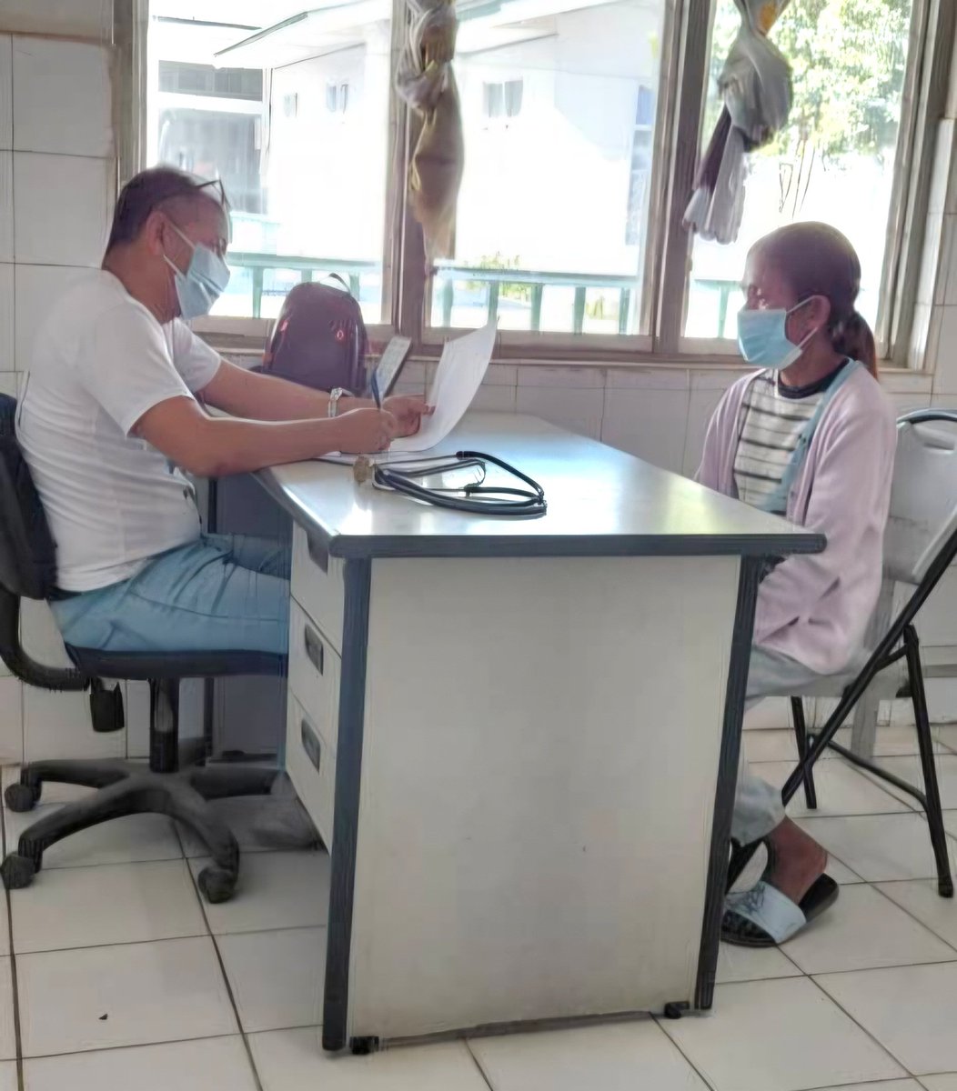 CubacooperaTler's tweet photo. La prevención en salud  es clave para mantener una buena calidad de vida y disminuir riesgos de enfermedad respiratoria. Dr. Alianok GonzálezGonzález, Esp en MGI de la #BMCTL🇨🇺🇹🇱, municipio #Ermera, realiza consulta de seguimiento a paciente con Sr+14.#CubaCoopera. https://t.co/hvldBIfz0W