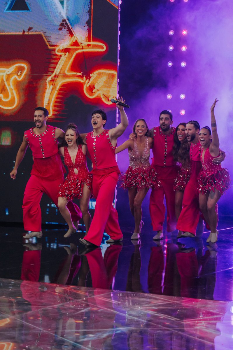 BiancaAndrade's tweet photo. GRUPO A EM PRIMEIRO LUGAR #DançaDosFamosos @domingao 

📸 wcnoclick https://t.co/OCeTX33eYR
