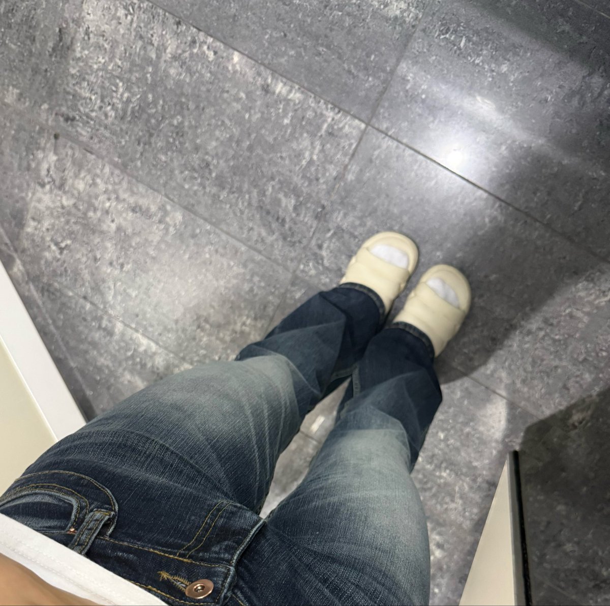 Kimmyrecord's tweet photo. 얘들아...잠실역 간다면 여우궁뎅이 기억해라...인생 청바지 맛집이다
걍 들어가서 추천해달라고 하면 사장님이 척척 청바지 던져주시는데 이게 나한테 맞다고? 하면서 입어보면 족족 다 맞음;; 심지어 다리 개길어보이고 핏 ㅁㅊ...인쇼에서 백번 실패하느니 여기가라..꼭 https://t.co/9I0HsXdbGZ