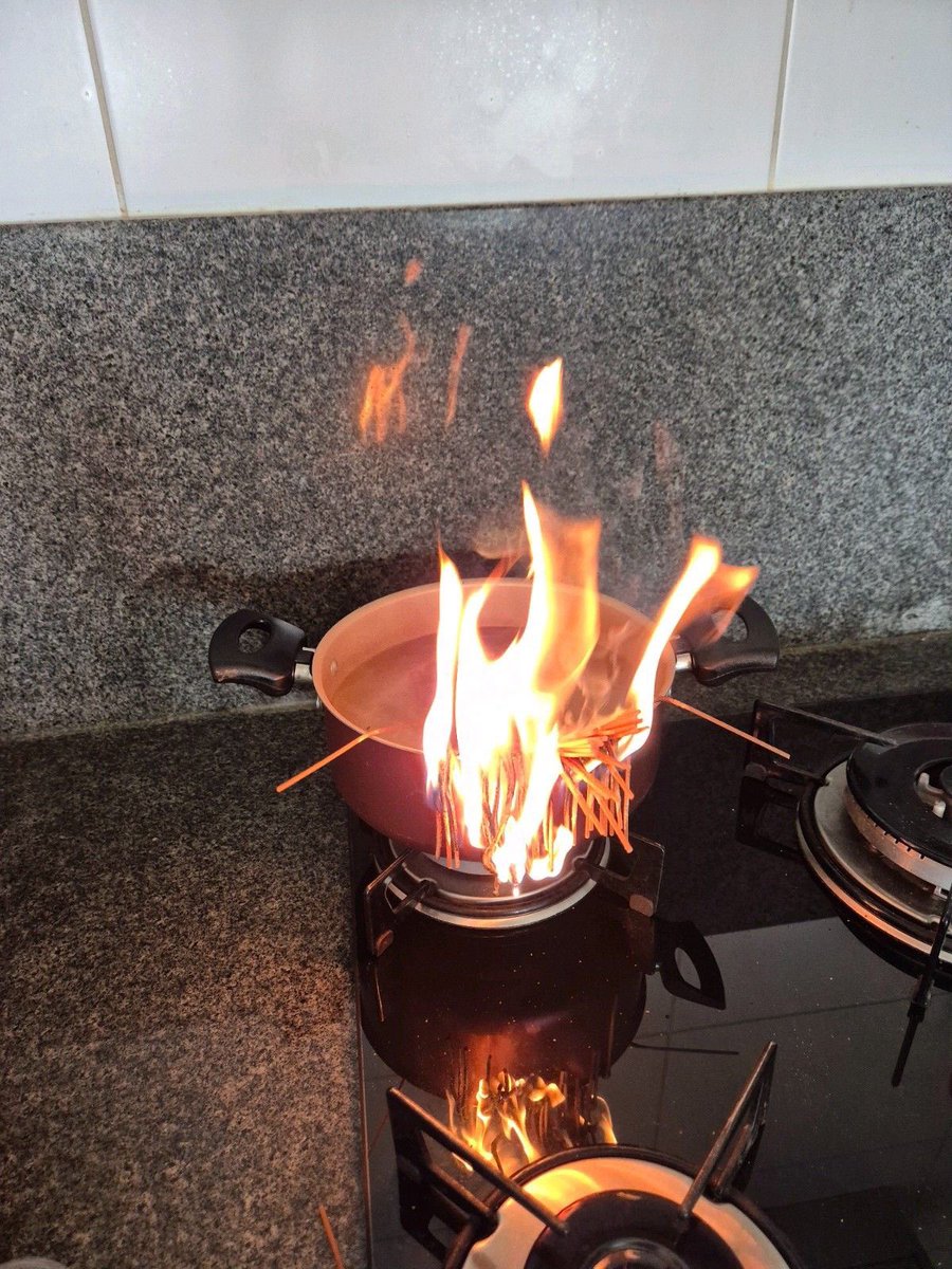 34CCADIS's tweet photo. (lapar)
(coba masak mie)
(kebakaran) 
(tidak tau cara matiinnya) 
(celingukan) 
(tatapan meminta tolong)

Hm. https://t.co/2CQGuXOIjV