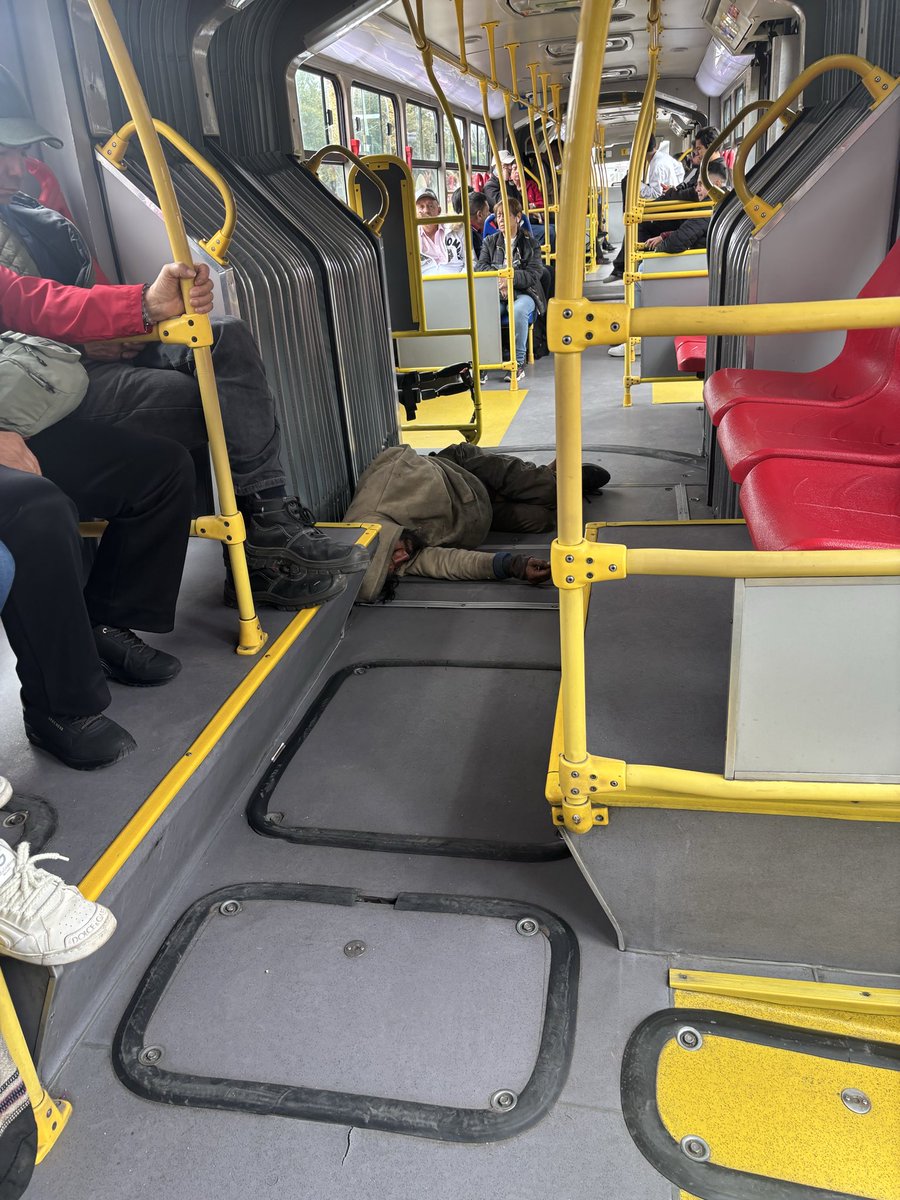 SandraLuciaHerr's tweet photo. @RocioDussanPer @TransMilenio Hoy 23 de Agosto en la ruta L18 Alcalá - Portal 12:00 del mediodía . Después que se levantó , intentó abrir la puerta y como no pudo, al conductor le tocó parar para reajustarla . Ni un policía en todo el camino ! La ciudadanía a merced de la indigencia https://t.co/PjYpgg6BUf
