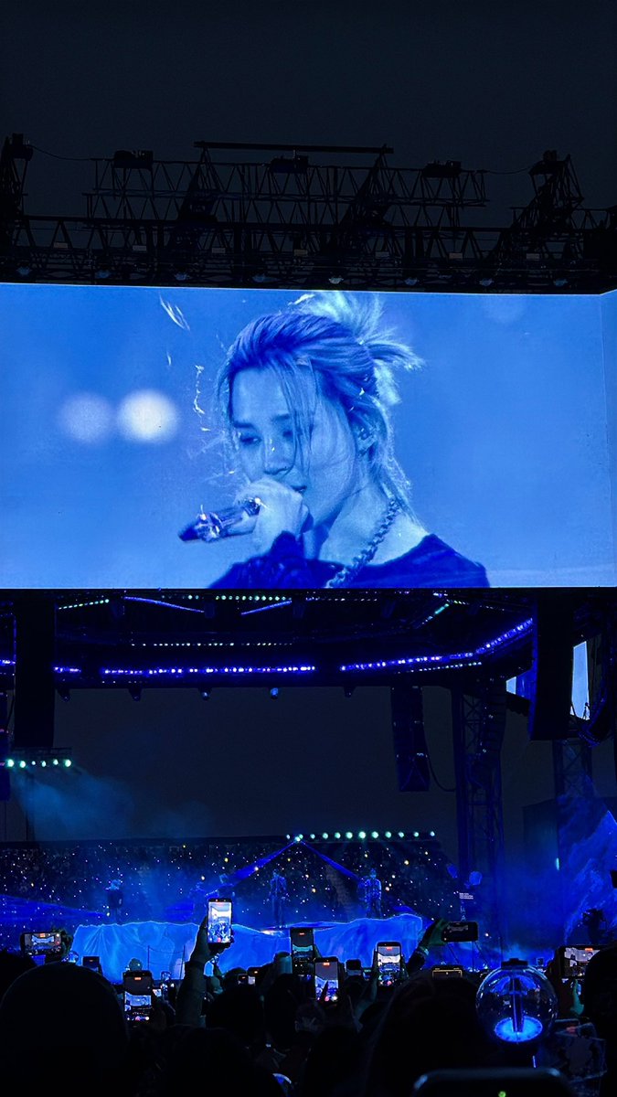 Much's tweet photo. 🚨 JIMIN HAS A PONYTAIL 🚨

#BTS #BTSArmy
#BTS_WORLDTOUR_ARIRANG 
#BTS_WORLDTOUR_ARIRANG_TORONTO

@bts_bighit https://t.co/HS2JMSPCpB