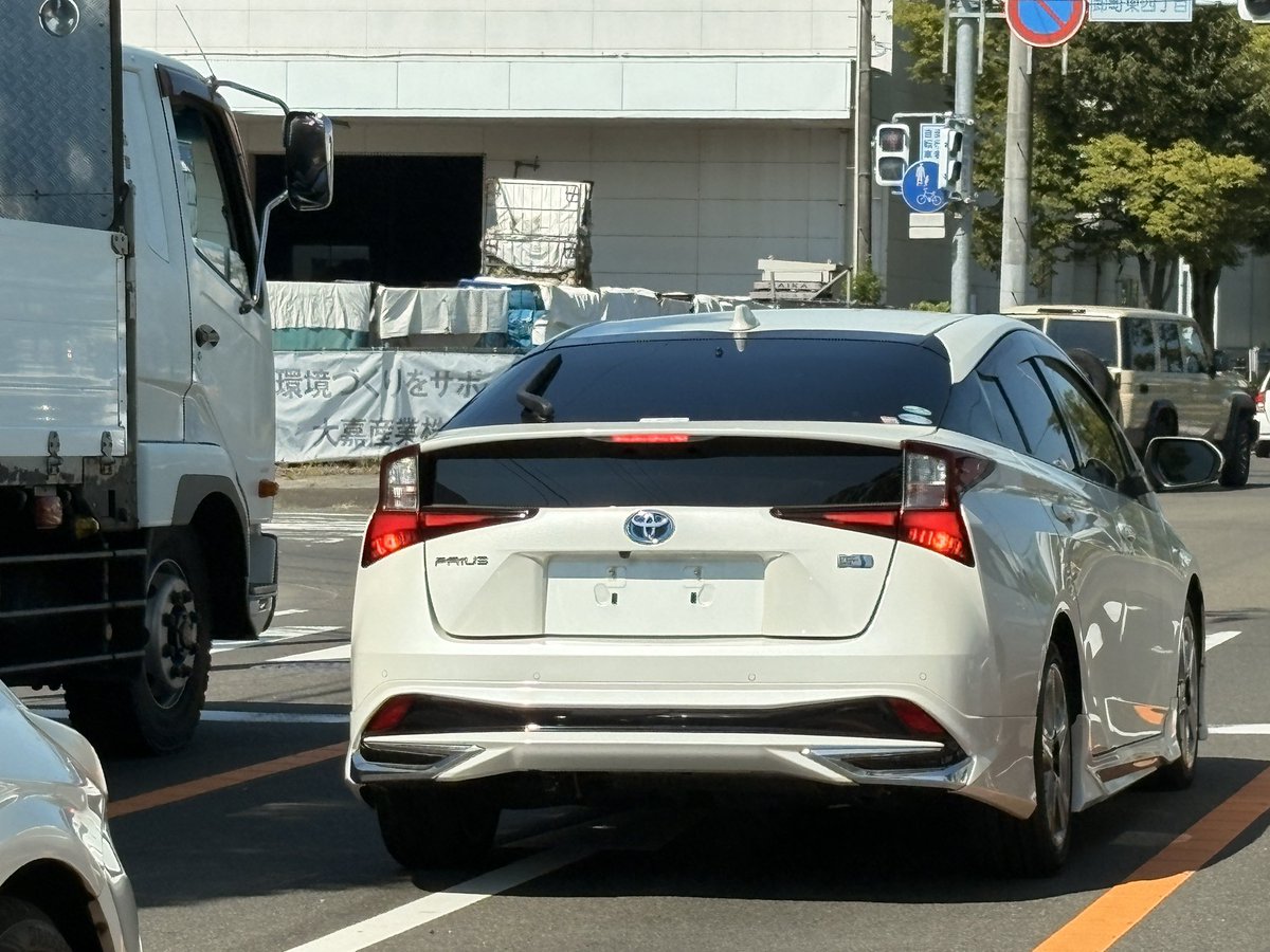 moonwoolf's tweet photo. ナンバープレートなし🈚️
朝からびっくり‼️
フロントにもなかったよ🤔 https://t.co/LmOVfntTGX