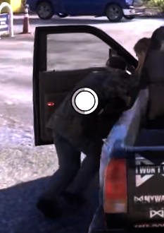 ola_2Aaa's tweet photo. 🚨 UN DETALLE QUE SE REPITE EN LOS NUEVOS CLIPS DE GTA VI

Tanto en el video del Hypercar como en el clip de la gasolinera se pueden ver interacciones de forcejeo entre Jason y los NPC. 👀

En el caso del Hypercar, Jason parece tener que forcejear con el conductor para sacarlo del vehículo en lugar de simplemente pulsar un botón.

En el clip de la gasolinera también ocurre algo similar, aunque la interacción parece desarrollarse de una forma diferente: el NPC incluso da la impresión de intentar arrastrarse o resistirse durante el forcejeo.

Son pequeños detalles, pero podrían mostrar que Rockstar está buscando hacer este tipo de interacciones mucho más dinámicas.

#GTA6 #GTAVI #GTA6Leaks #RockstarGames