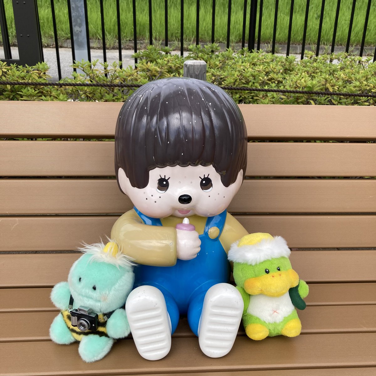 pikapon_pikapon's tweet photo. おはよう！

キューキュー先輩と
モンチッチ公園に
いってきたよ

うわー
モンチッチ先輩が
いっぱいだぁ！

遊具もあって
楽しーい！

たくさん遊んで
疲れちゃった

モンチッチ先輩
いっしょに休憩させて〜

#ピカポン #カッパのキューキュー #ぬい活 #モンチッチ公園 #ピカキュー散歩 https://t.co/EbBkZRCqjk