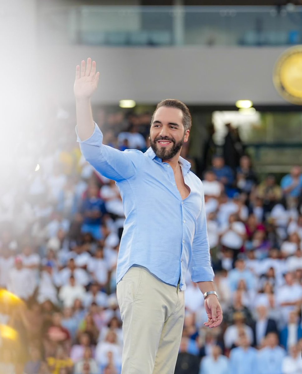 SecPrensaSV's tweet photo. "Hace poco más de un año nos reunimos con 10,000 jóvenes en el Gimnasio Nacional. Nos acompañaban varias universidades. Ahora tenemos 35 universidades y más de 30,000 jóvenes que nos acompañan este día. Esto está creciendo y está creciendo más rápido de lo que cualquiera hubiera pensado. ¿Y saben por qué? Porque El Salvador está demostrando lo que siempre supimos: que nuestros jóvenes lo único que necesitan es una oportunidad", señala el Presidente @nayibbukele.