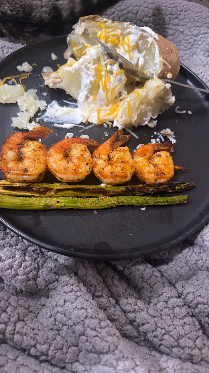 yippeemeoww's tweet photo. Hi dinner :3….. I don’t like the potato lowkey so i’m not gonna finnish it BUT THE SHRIMPPP🤤🤤🤤🤤🤤🤤🤤🤤 https://t.co/SFgrVXCi8r