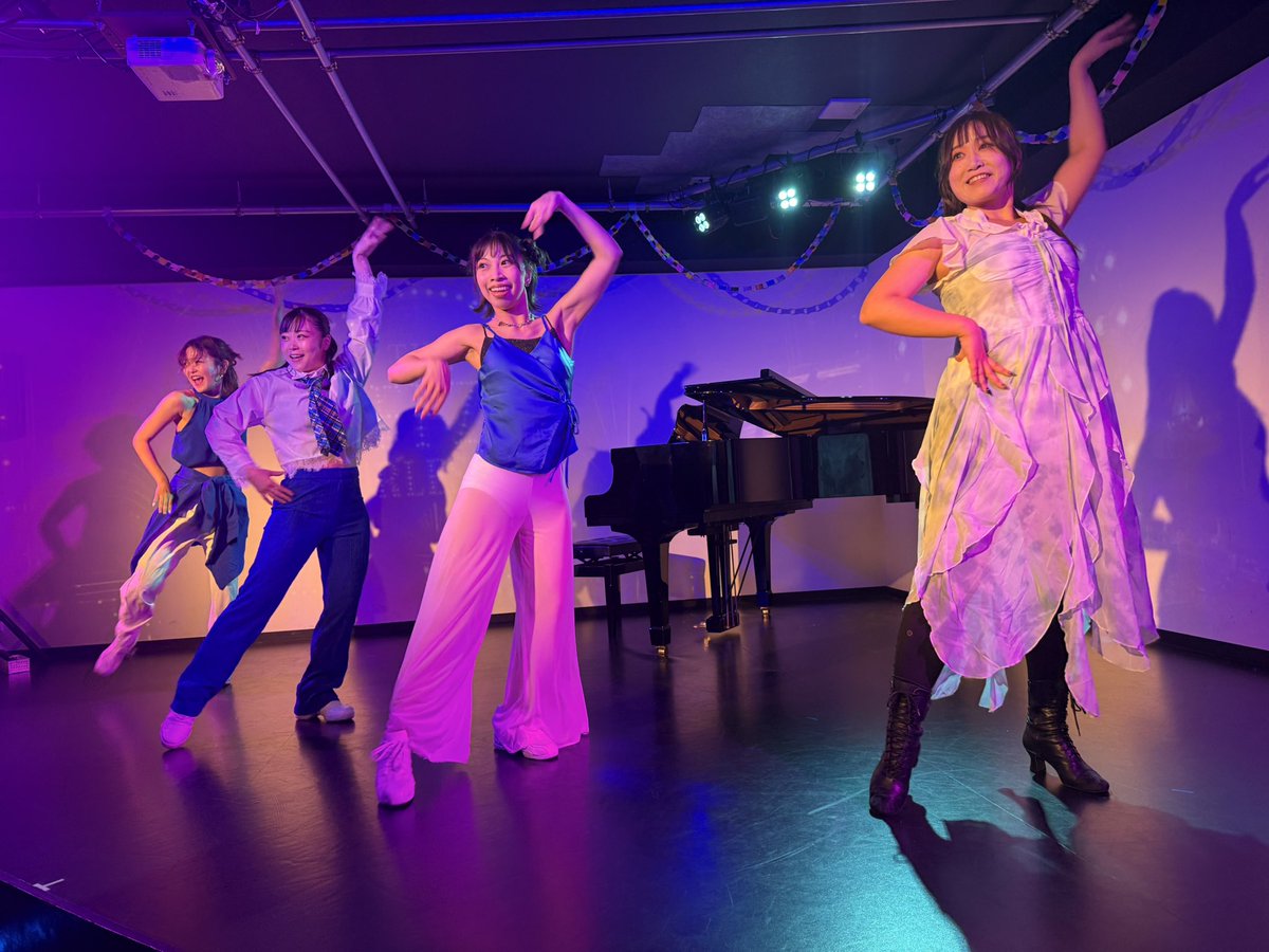 V9bYp's tweet photo. 真夏のダンスホール
熱く湧く沸くdance show ！！
 #Offza夏祭り
@EventOffza 
飯塚あみ さん
@_yukismile 
@meg_n0704 
@hazzukki https://t.co/LN3CywU5uw