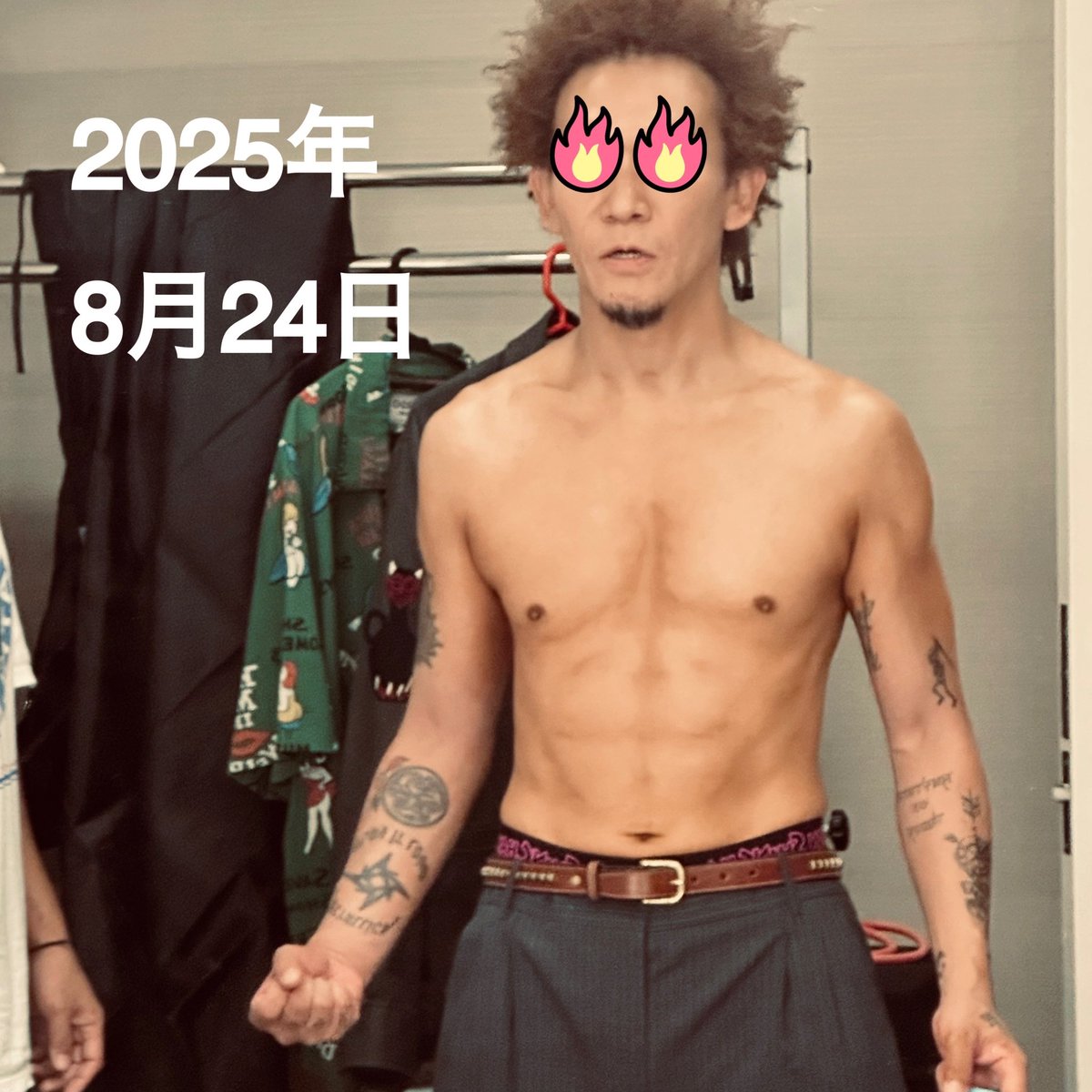 OKP_Bassman's tweet photo. 今日はAqua Timezの
21歳の誕生日です!!!
@AquaTimezStaff
ハピバーーー🎂🎂🎂🎂🎂

📣最近出会ってくれたみなさんへ
少し説明させてください

僕は去年、Aqua Timezのファンクラブ企画で肉体改造にチャレンジしました🏋️‍♂️

写真はそのビフォーアフターです
アラフォー？アラヒフ？のおじさんでも頑張れば、ここまで行けます💪

そうです。
バンドの誕生日に便乗して、
自分の筋肉を自慢する投稿です。

そして、こちらも便乗して、
僕はTRAёLL（トラエル）という
ソロプロジェクトもやっております。
@traell_official 

こちらもよろしくお願いします
👽🪐🚀

以上、便乗だらけになりましたが、
Aqua Timez、21歳おめでとう!!!
#AquaTimez #traell #トラエル