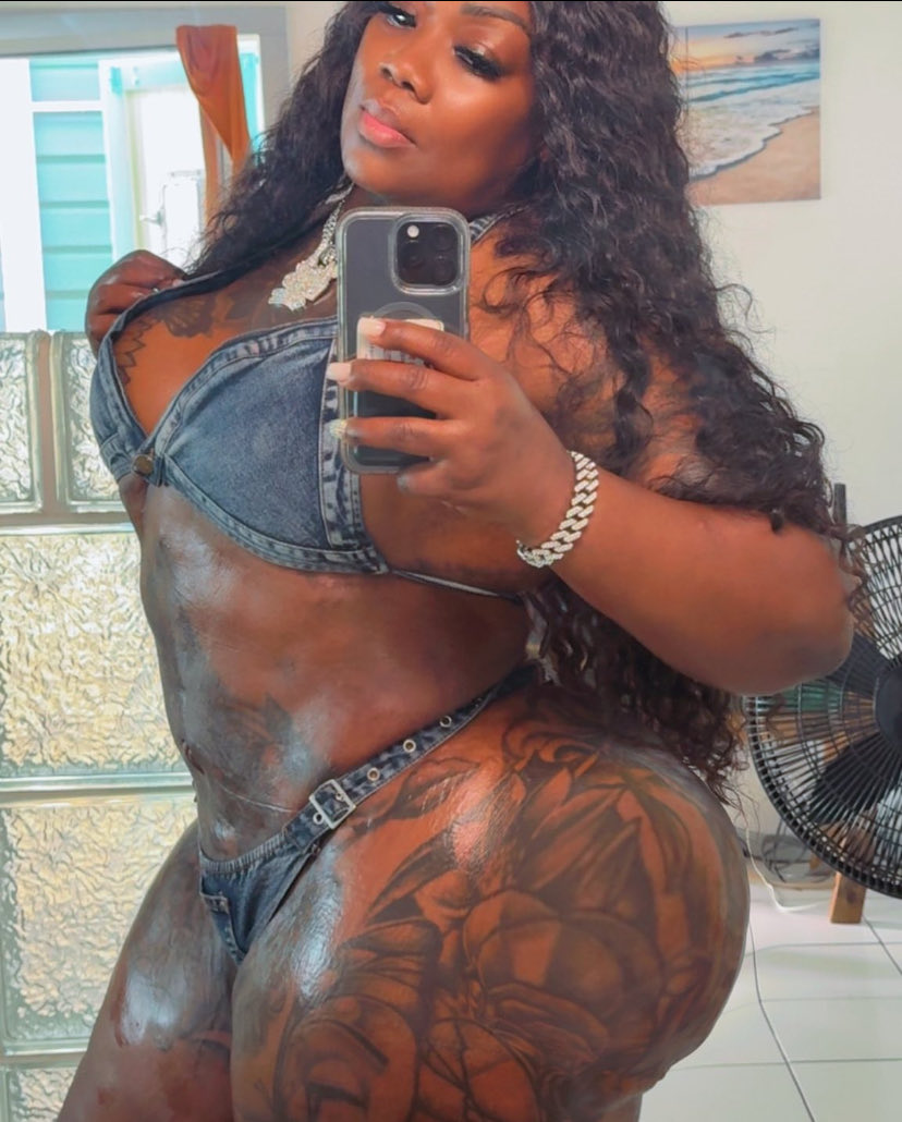 QweenSarah10's tweet photo. I feel really great today 🖤🖤 https://t.co/j4asuXkRl6