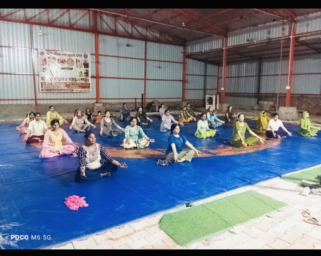 komalnain810's tweet photo. ਰੋਗਾਂ ਨੂੰ ਜੇ ਦੂਰ ਭਜਾਉਣਾ, ਤਾਂ ਯੋਗ ਦਾ ਲੜ ਫੜਨਾ ਪੈਣਾ,ਆਲਸ ਤਿਆਗ ਕੇ ਬੰਦਿਆ, ਤੈਨੂੰ ਮੈਦਾਨ ਵਿੱਚ ਖੜਨਾ ਪੈਣਾ।ਸੀਐਮ ਦੀ ਯੋਗਸ਼ਾਲਾ ਹੁਣ ਤੁਹਾਡੇ ਬੂਹੇ ਆਈ ਹੈ,ਤੰਦਰੁਸਤੀ ਦੀ ਇਹ ਲਹਿਰ, ਪੰਜਾਬ ਦੇ ਕੋਨੇ-ਕੋਨੇ ਛਾਈ ਹੈ।"
#cmdiyogshala
#GovernmentofPunjab
#freeyogaclasses
#sangrur https://t.co/amYFMml2ik