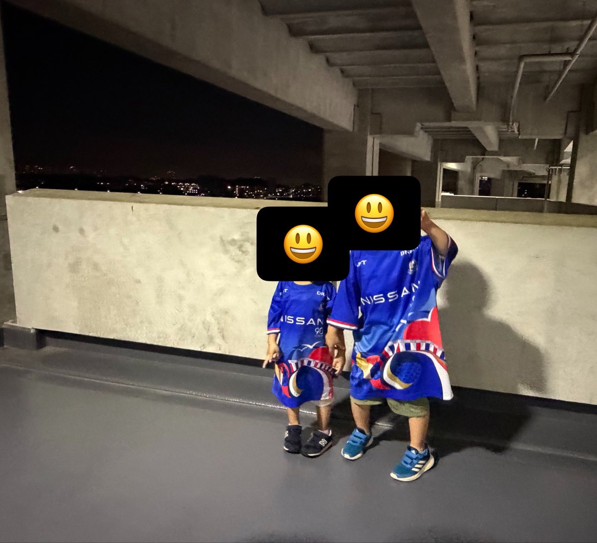 choko_tea's tweet photo. ４年ぶりサッカー⚽️観戦！
子供達も楽しく応援してた🫶🏻
ポケモンコラボグッズ貰えて良かったね✨夕方土砂降りで大変だったけど子供達は楽しめたようでよかった✨
やっと横浜バニラ買えたけどお腹空きすぎた子供達に食われて持ち帰れませんでした泣 https://t.co/74rstQDQr5