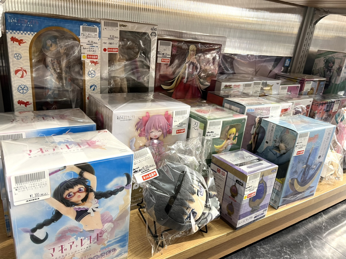 aniera_base's tweet photo. 🌞オープン🌞

本日も営業スタート！

魔法少女まどか☆マギカ・物語シリーズコーナー色々入荷中...🌟

上記タイトルグッズは買取も募集中です！
買取、販売共にぜひアニエラベース松本をご利用ください🔥

🕒営業時間：10:00〜20:00（買取受付18：00）
📍ANIERA base matsumoto

#アニエラベース #アニメグッズ #松本市