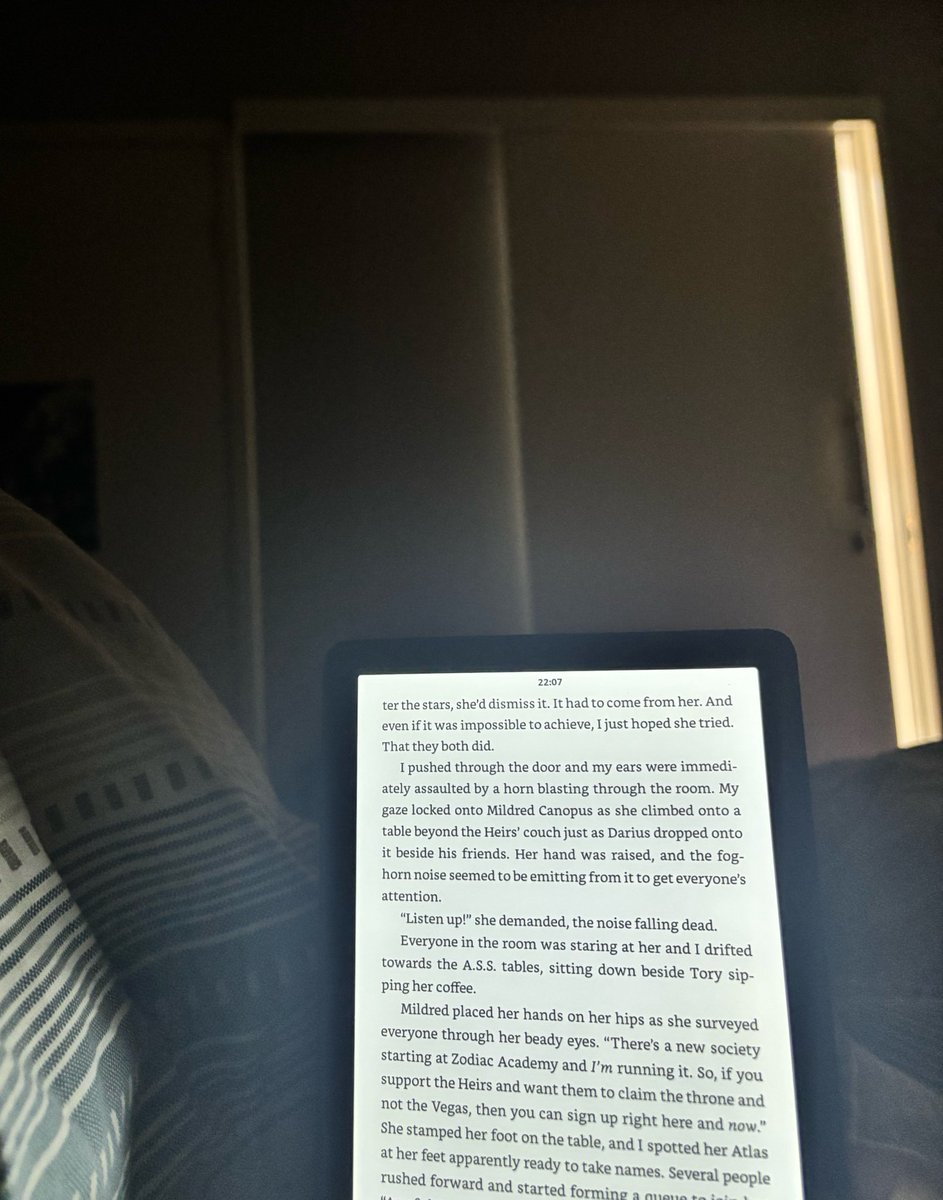 theemusicrat's tweet photo. é no momento de ler no escuro que o Kindle me ganha https://t.co/hzPiuiaTrH