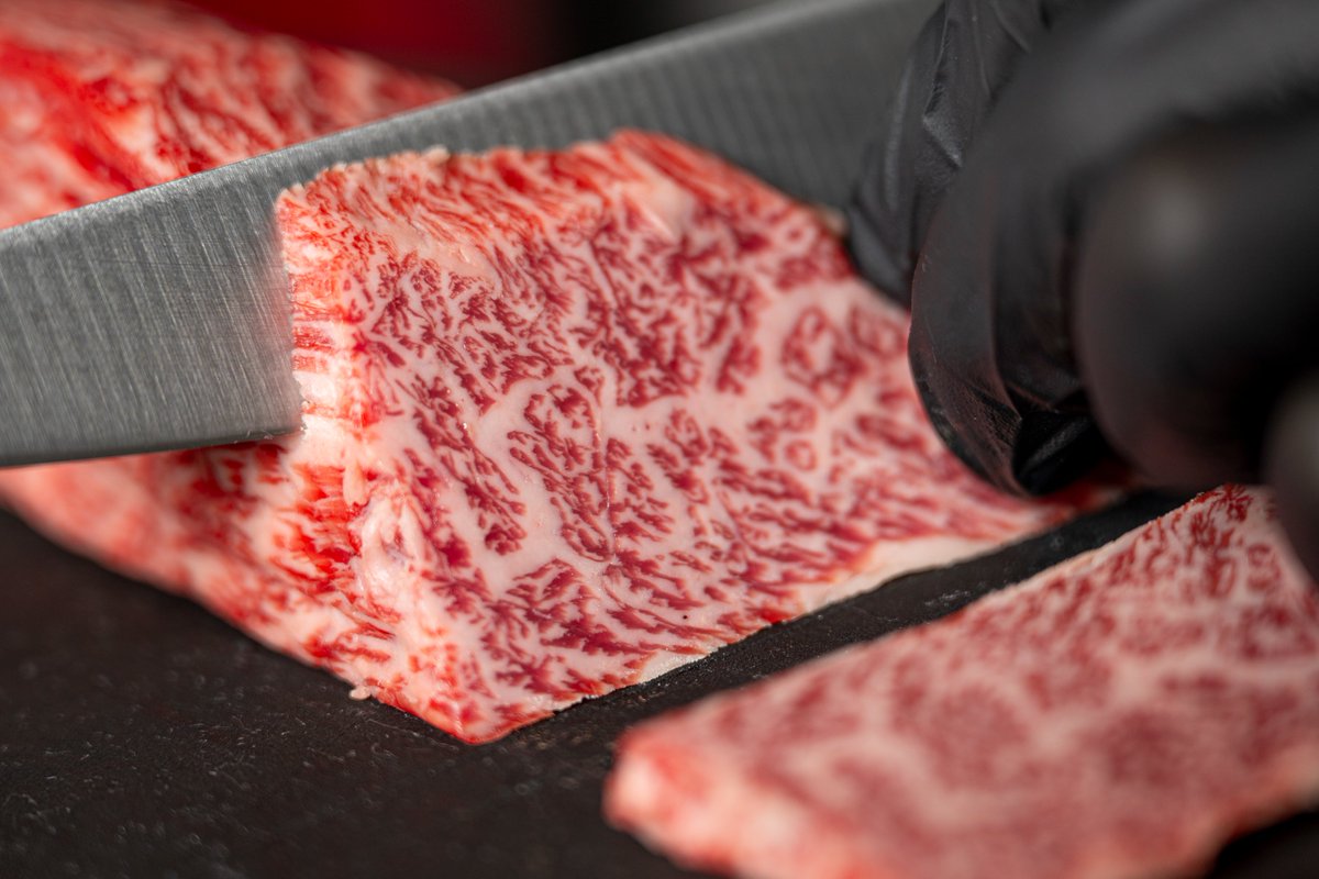 RAZAN_GROUP's tweet photo. 肉を切るとき、お客様の口の中を想像しています。

同じ塊でも、繊維の向きは場所によって変わります。向きを見ながら包丁を入れないと、焼いたときに縮んだり、噛み切りにくくなったりする。

咀嚼の回数、旨味の残り方まで考えて切る。
心に残る焼肉で 至福のひとときを。 https://t.co/uNPKAOSBw3
