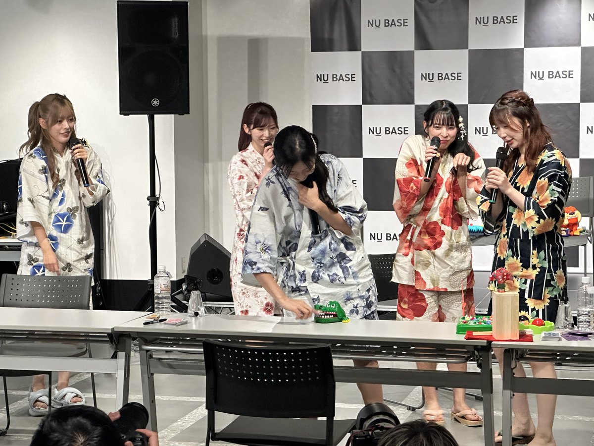 MOMOTiMAME's tweet photo. ワニワニパニックが全く勝てないらしく案の定罰ゲームを受けるモモチ🐊
(そんなモモチにワニパ2連敗してる俺)

#モモチ・ンゲール
#マーメーゲーム https://t.co/T8RGaIYInY