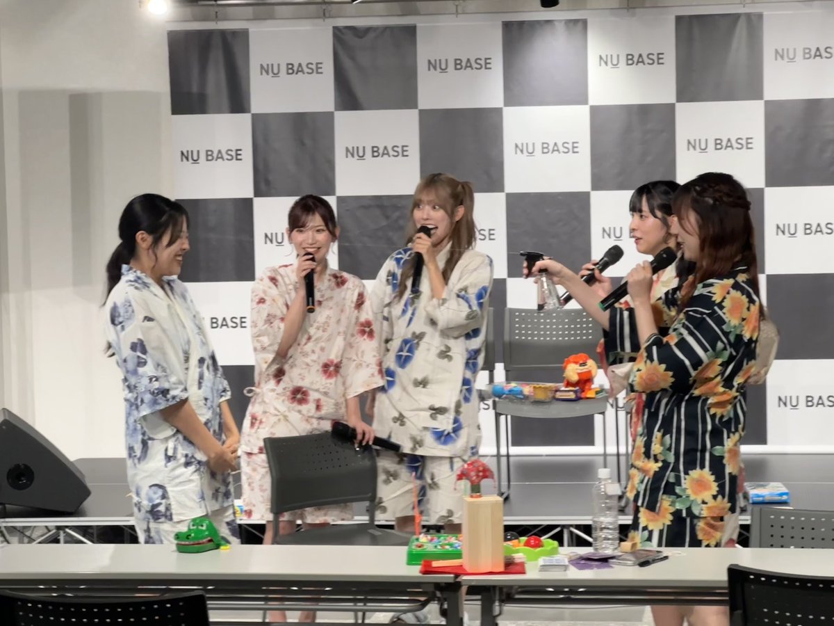 MOMOTiMAME's tweet photo. ワニワニパニックが全く勝てないらしく案の定罰ゲームを受けるモモチ🐊
(そんなモモチにワニパ2連敗してる俺)

#モモチ・ンゲール
#マーメーゲーム https://t.co/T8RGaIYInY