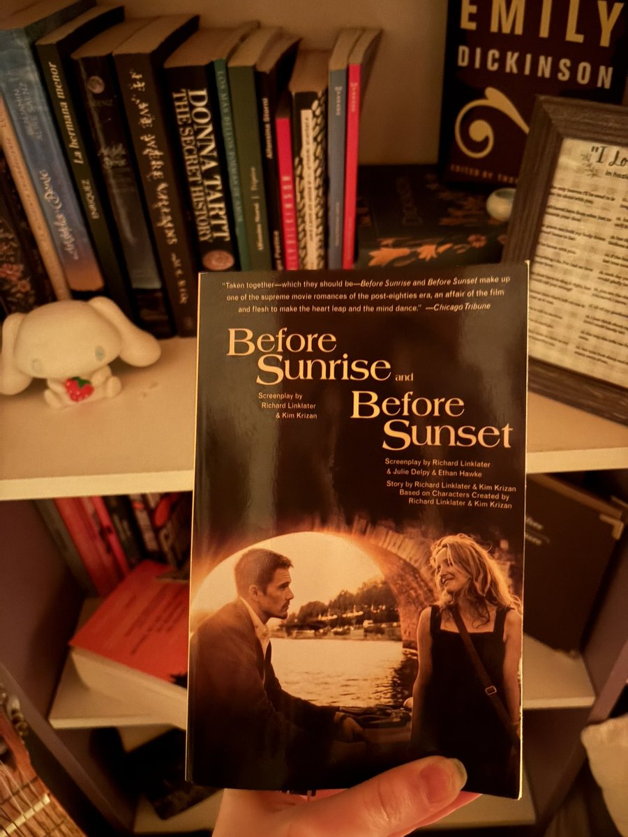 morathesix's tweet photo. vengo queriendo este libro hace años y una compañera de la facultad que conozco hace tres (!!!) meses viajó a europa y me lo trajo 😭😭😭😭 https://t.co/nPCjfqKxgK