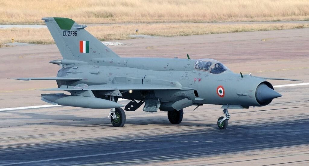 IndoStrategist's tweet photo. The audacity of Indians to present a MiG-21 tail section with a Pakistani flag as a captured PAF F-6.

First, the MiG-21 has single engine , while the F-6 is a twin engine jet. https://t.co/e5WrwYx4AO