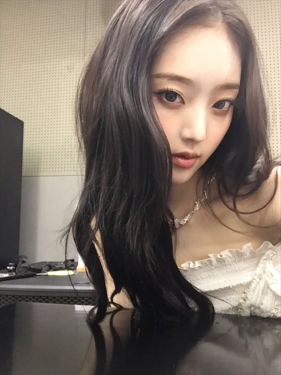 lqesol's tweet photo. A quick face card reveal! 📞 Pretty sure my hair and makeup team put some actual magic in the products today because the glow is unreal ✴️ Just a casual 2 second check in before I dive back in ( +1008 visual points ). https://t.co/IFeY07Dvhe