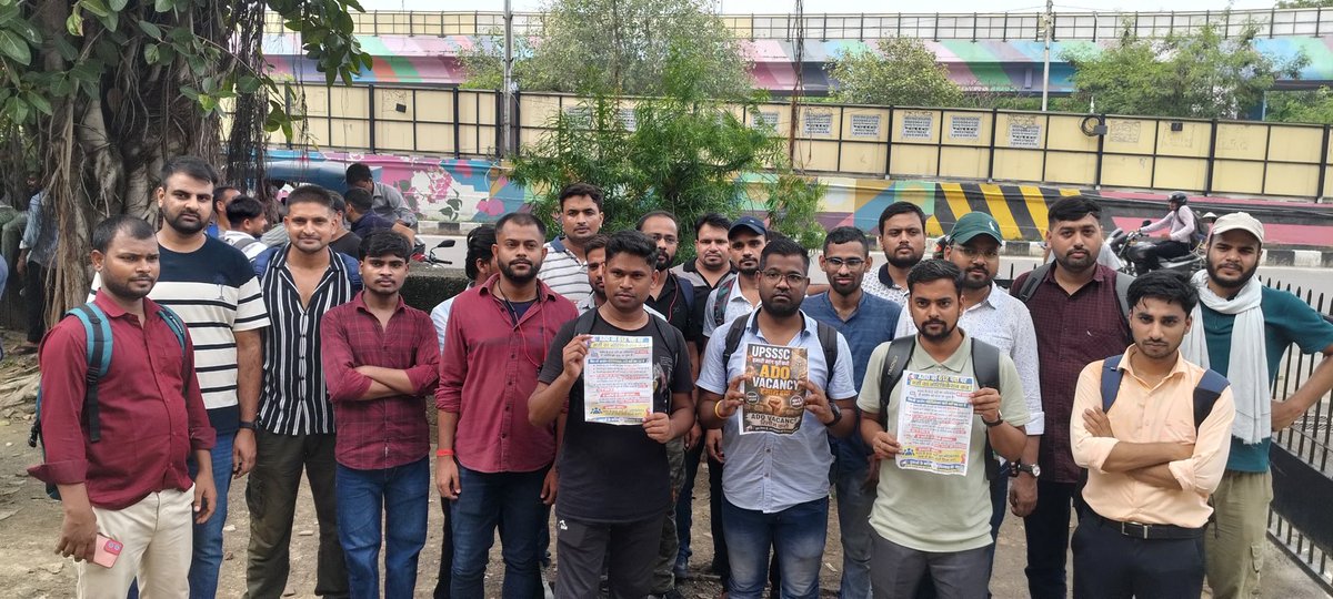 RajatpandeyJF's tweet photo. छात्र आज फिर UPSSSC के दफ़्तर पहुंचे हैं. ये वो छात्र ने जो बीते 3 साल से ADO के एग्जाम के नोटिफिकेशन का इंतज़ार कर रहे. छात्रों का आरोप है कि विभाग की ओर से आयोग को 612 पदों पर भर्ती के लिए पत्र 3 साल पहले ही भेजा जा चुका है. लेकिन आयोग की ओर से प्रॉसेस आगे नहीं बढ़ाया गया. इस बीच छात्रों ने विभागीय मंत्री, डिप्टी सीएम समेत तमाम माननीयों से मुलाक़ात की लेकिन बात नहीं बनी. छात्र आयोग के भी कई चक्कर लगा चुके हैं.

@UpssscOfficial1 संज्ञान लें.

#ado #upsssc