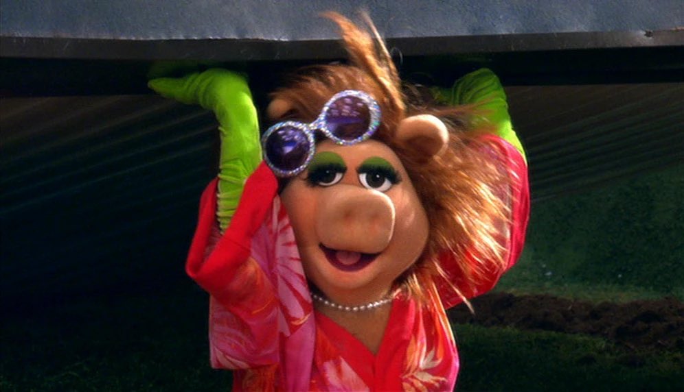 pinkpiggyclub's tweet photo. When they made muppets wizard of oz and miss piggy played as all four of the witches 😭😭 really shows how little female muppets there are https://t.co/rk1Ndy3PHC