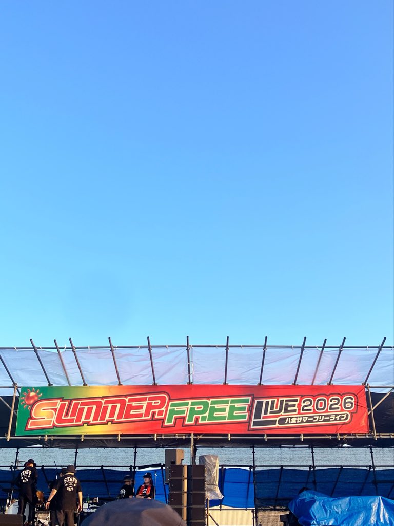 hey_mackraw's tweet photo. 駐車場でいろんなバンド見て八食センターでたくさん海鮮食べて最高の2日間だった！また来年！ https://t.co/zSF9Bv6OJN