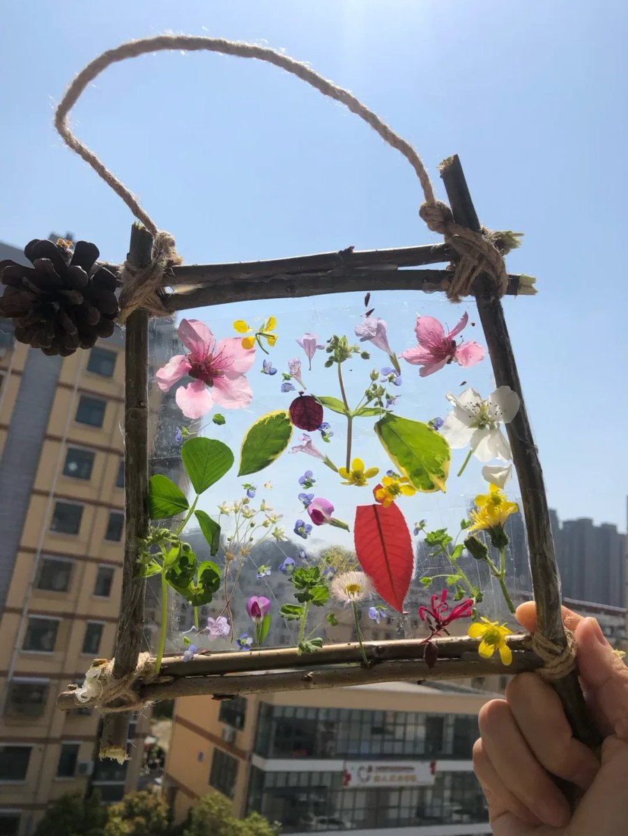 GenevieveHcvq's tweet photo. Hice un marco de fotos con ramas y cartón reciclado, súper fácil y bonito para decorar tu habitación! （我用树枝和回收纸箱做了个相框，超简单还好看，用来装饰你的房间吧！） https://t.co/1NRIOUOEZF