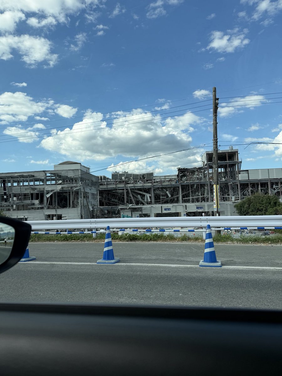 vr_iykuo's tweet photo. 地震後初めてクレアの横通ったけど、これは、なにがどうなったら火災もなくここまでなっちまうのか https://t.co/GYLaVeeBhq