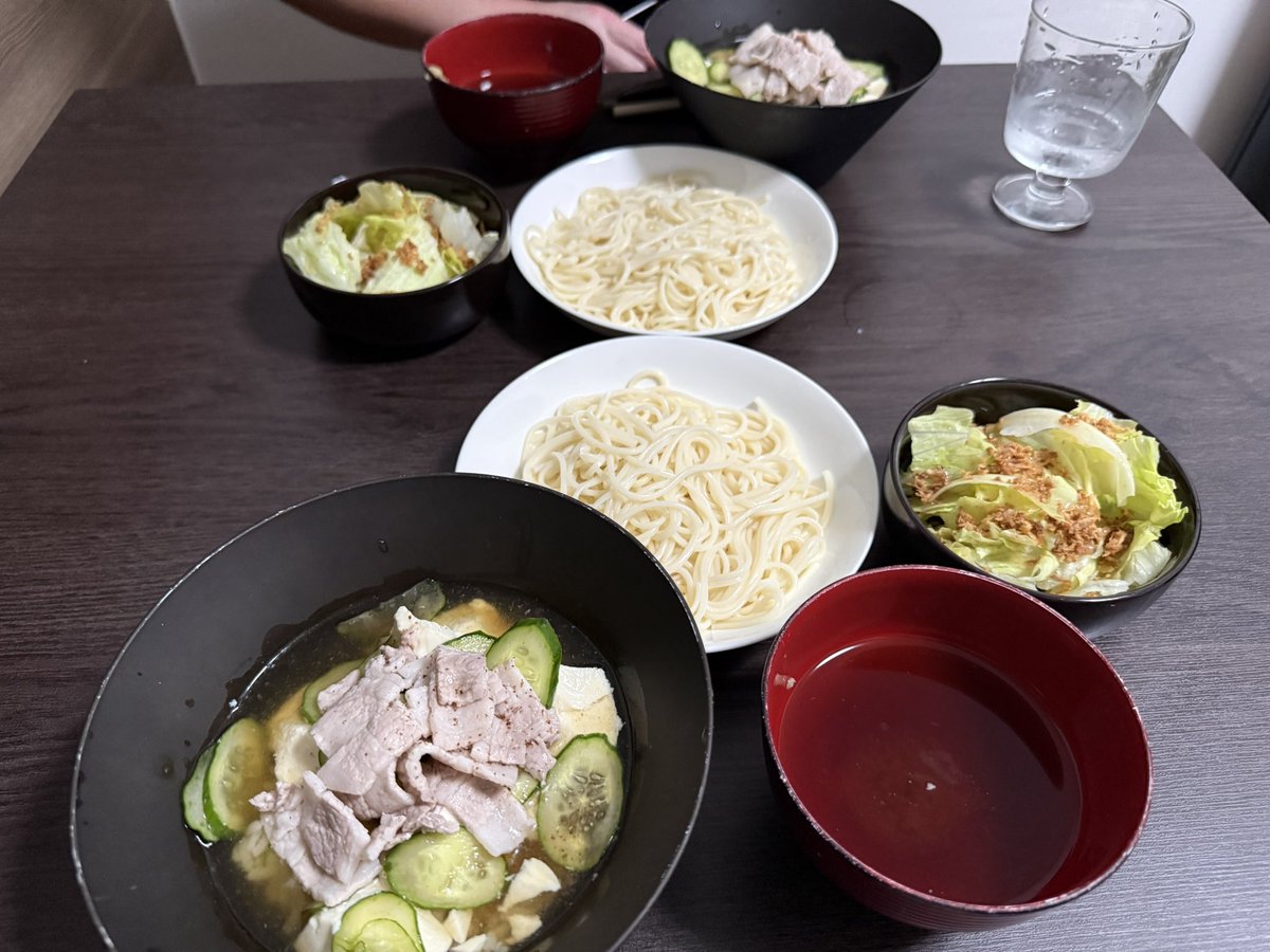 yoshi60094023's tweet photo. 昨日は久しぶりに彼氏くんと1日ゆっくり、、、買い物行って油そば食って、デザート買って夜は彼氏くんが冷や汁作ってくれました https://t.co/a0HbPN7rjT