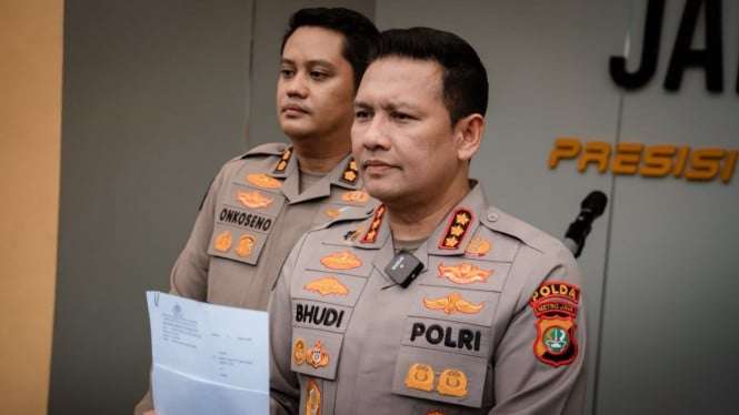 LambeSahamjja's tweet photo. polda metro jaya bakal panggil supriyono alias botok koordinator ampb:
- tujuannya minta klarifikasi soal aliran dana donasi buat demo
- ojk juga diundang klarifikasi di hari yang sama
- dasarnya pasal 237 uu p2sk, penghimpunan dana harus pake izin badan usaha
- polisi tegasin lagi ini penundaan transaksi bukan pemblokiran