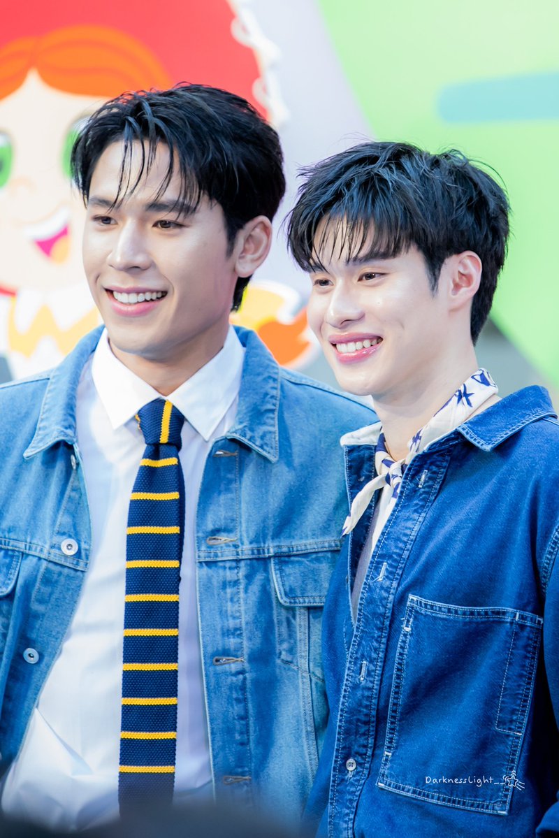 69snowfall's tweet photo. ~▪︎ ชอบงานนี้มาก เพิร์ลพีคน่ารักกันสุดๆ น่าจะเป็นการรวมพลครั้งแรก จำได้ว่าพพ.รีบวิ่งมาหาแฟนคลับ กลัวฟค.รอนาน เอ็นดูมาก 😄

©️ Darknesslight 📷

#เพิร์ลพีค #PearlPeak
#Pearlpooo #Peakpeemapol https://t.co/JgUYQI877a