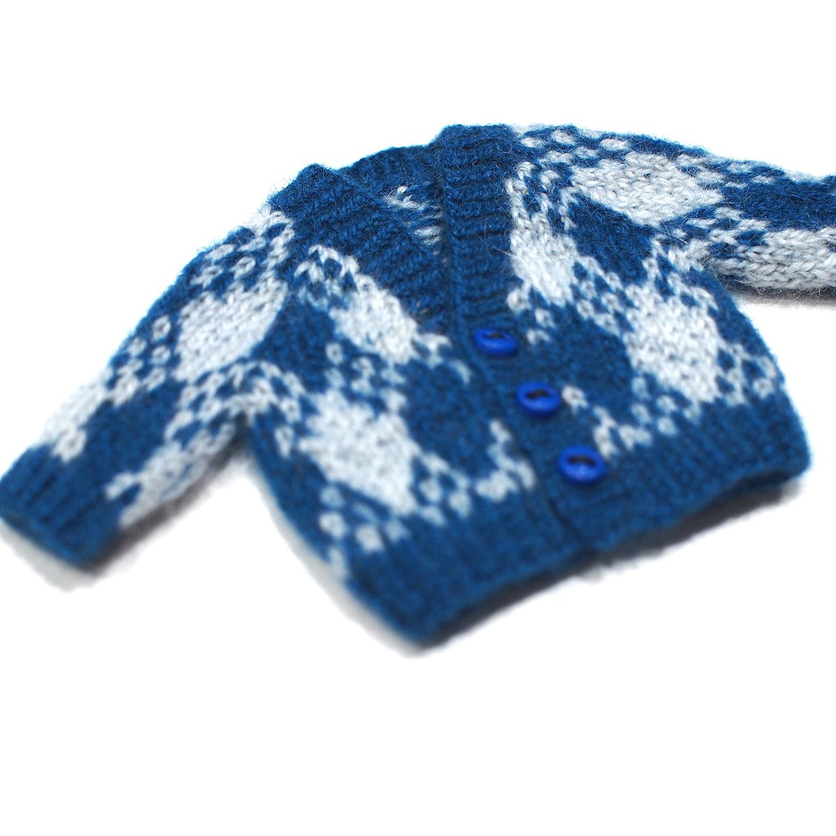 picot_bear's tweet photo. ブルー×淡い水色のカーディガン🧊

カシミヤ100%の糸で編んだ、ふんわりやわらかなミニチュアニットです
深いブルーに淡い水色の模様を合わせて、冬らしい色合いに仕上げました❄️

こちらもminneにて販売中です☺️
https://t.co/eSeVuN4Vju
#ドール服 #オビツ11 #ミニチュアニット #ハンドメイド https://t.co/FDuLbVxIkm