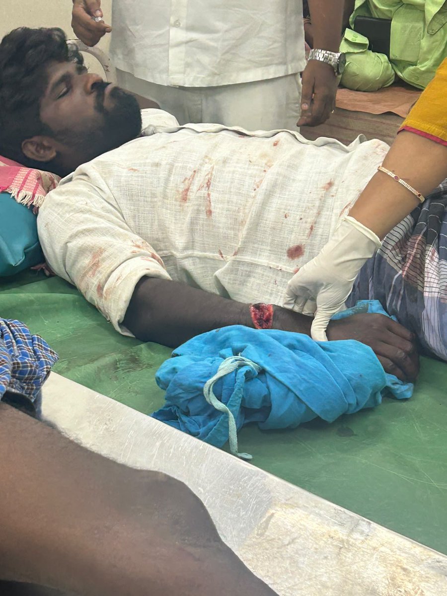 thirumaofficial's tweet photo. மதுரை மாவட்டம் , மேலூர் அருகேயுள்ள மேலவளவு கிராமத்தில் நேற்று இரவு 'விடுதலைக் களம்' அருகே நின்று பேசிக்கொண்டிருந்த விசிக இளைஞர்களை அதே ஊரைச் சார்ந்த சாதிவெறியர்கள் இருவர் இருசக்கர வண்டியில் வந்து திடீரென அரிவாளால் கொடூரமாக வெட்டியுள்ளனர். அங்கே இருந்த மூவரில் இருவர் தப்பிய நிலையில், செல்வம் என்கிற இளைஞர் படுகாயமுற்று மதுரை அரசு மருத்துவமனையில் அனுமதிக்கப்பட்டுள்ளார். அவரது கழுத்தை நோக்கி சாதிவெறியர்கள் ஓங்கி வெட்டியபோது அதனை கைகளால் தடுத்துள்ளார். இதனால் அவரது வலது மணிக்கட்டு துண்டிக்கப்பட்டுள்ளது. மருத்துவர் குழு, அதனை ஒட்டுவதற்கு உரிய அறுவை சிகிச்சை மேற்கொண்டு வருகிறது.

நள்ளிரவுக்கு மேல் மருத்துவ அதிகாரிகளைத் தொடர்பு கொண்டு பேசி உரிய சிகிச்சை அளிக்கும் படி கோரினேன். அத்துடன், காவல்துறை உயர் அதிகாரிகளையும் அந்நேரத்தில் தொடர்பு கொண்டு கொலவெறித் தாக்குதலை நடத்திய சாதிவெறிக்கும்பலைக் கைது செய்யுமாறு கேட்டுக் கொண்டேன். 

அதே நேரத்தில் மதுரை மாநகர் செல்லூர் அருகேயுள்ள அம்பேத்கர் நகரில் அழகர் என்கிற விசிக பொறுப்பாளரைச் சாதிவெறி கும்பல் இருட்டில் பதுங்கியிருந்து கொடூரமாகத் தாக்குதல் நடத்தியுள்ளனர். கொடுவாளால் வெட்டியதில் அவரது தலையில் பலத்த காயம் ஏற்பட்டுஉயிருக்கு ஆபத்தான நிலையில் அதே அரசு மருத்துவமனையில் அனுமதிக்கப்பட்டுள்ளார். அவரது உயிர் காக்கும் பொருட்டு அவருக்கு விரைந்து உரிய சிகிச்சை அளிக்குமாறு மருத்துவ அதிகாரிகளைக் கேட்டுக்கொண்டேன்.

கொடூரமான இந்த இரண்டு சாதிவெறியாட்டங்களிலும் தொடர்புடைய அனைவரையும் கைது செய்து தடுப்புக் காவலில் சிறைப்படுத்த வேண்டுமென தமிழ்நாடு அரசுக்கு வேண்டுகோள் விடுக்கிறேன்.

பாதிக்கப்பட்டவர்களுக்கு வன்கொடுமைத் தடுப்புச் சட்டத்தின்படி உரிய இழப்பீட்டுத் தொகை வழங்கவேண்டுமெனவும் தமிழ்நாடு அரசை வலியுறுத்துகிறேன் .