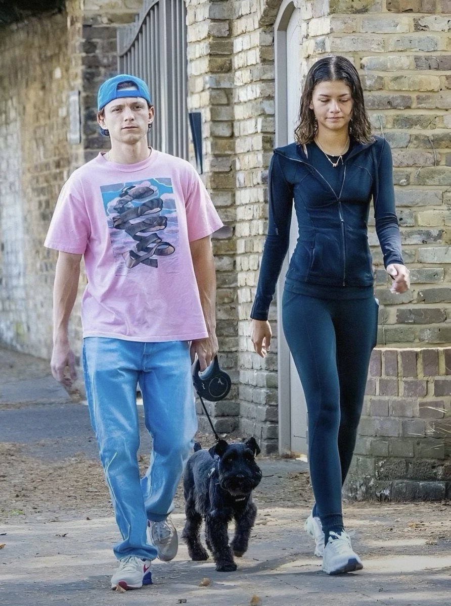 chic_siren_'s tweet photo. Every day more convinced that the theory about Zendaya and Tom Holland is 100% real. Just look at the facial expression. https://t.co/bGTB3obQ60